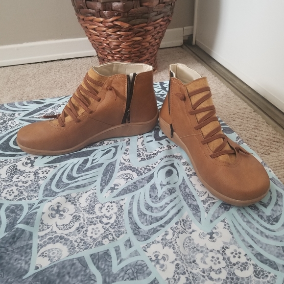 Boots - Picture 4 of 5